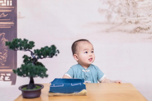 神木怀孕肚子中间凹两边凸